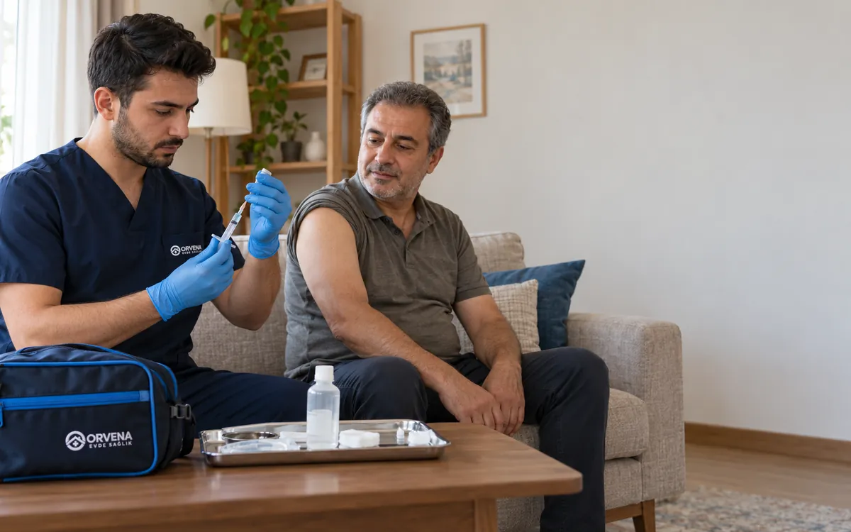 Evde enjeksiyon öncesinde hazırlık yapan sağlık personeli ve hasta