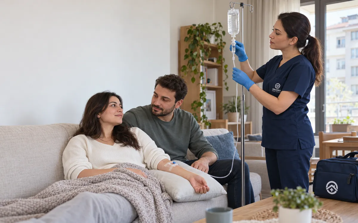 Evde serum uygulaması sırasında serum hattını kontrol eden sağlık personeli